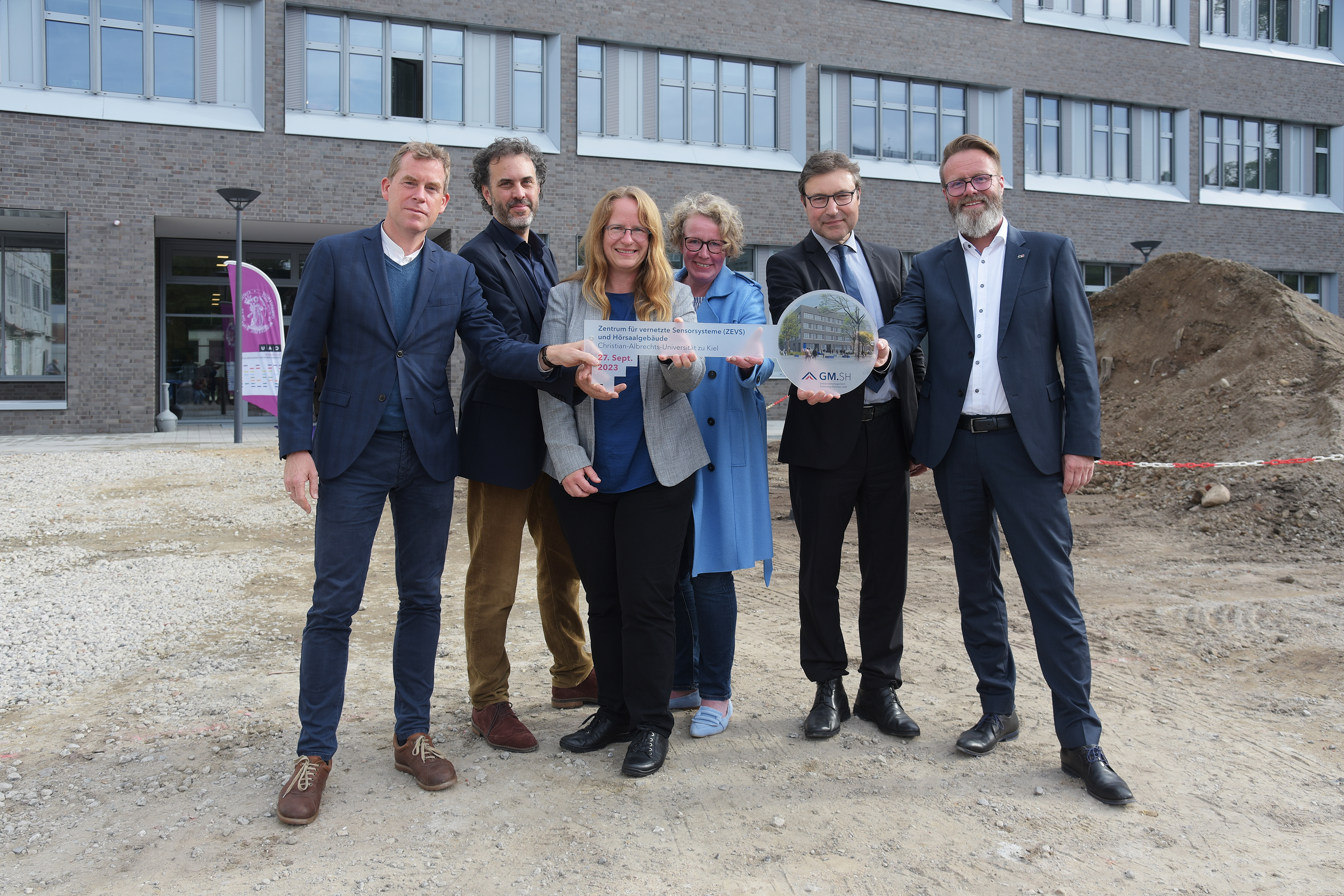 Grußworte zur Schlüsselübergabe für das ZEVS und das neue Hörsaalgebäudes sprachen (v. l.): Dr. Ulf Kämpfer (Oberbürgermeister Stadt Kiel), Oliver Rabe (Staatssekretär im Finanzministerium), Prof. Dr. Martina Gerken (Lehrstuhl für Integrierte Systeme und Photonik), Claudia Ricarda Meyer (CAU-Kanzlerin), Frank Eisoldt (GMSH-Geschäftsführer), Claus Ruhe Madsen (Wirtschaftsminister Schleswig-Holstein)